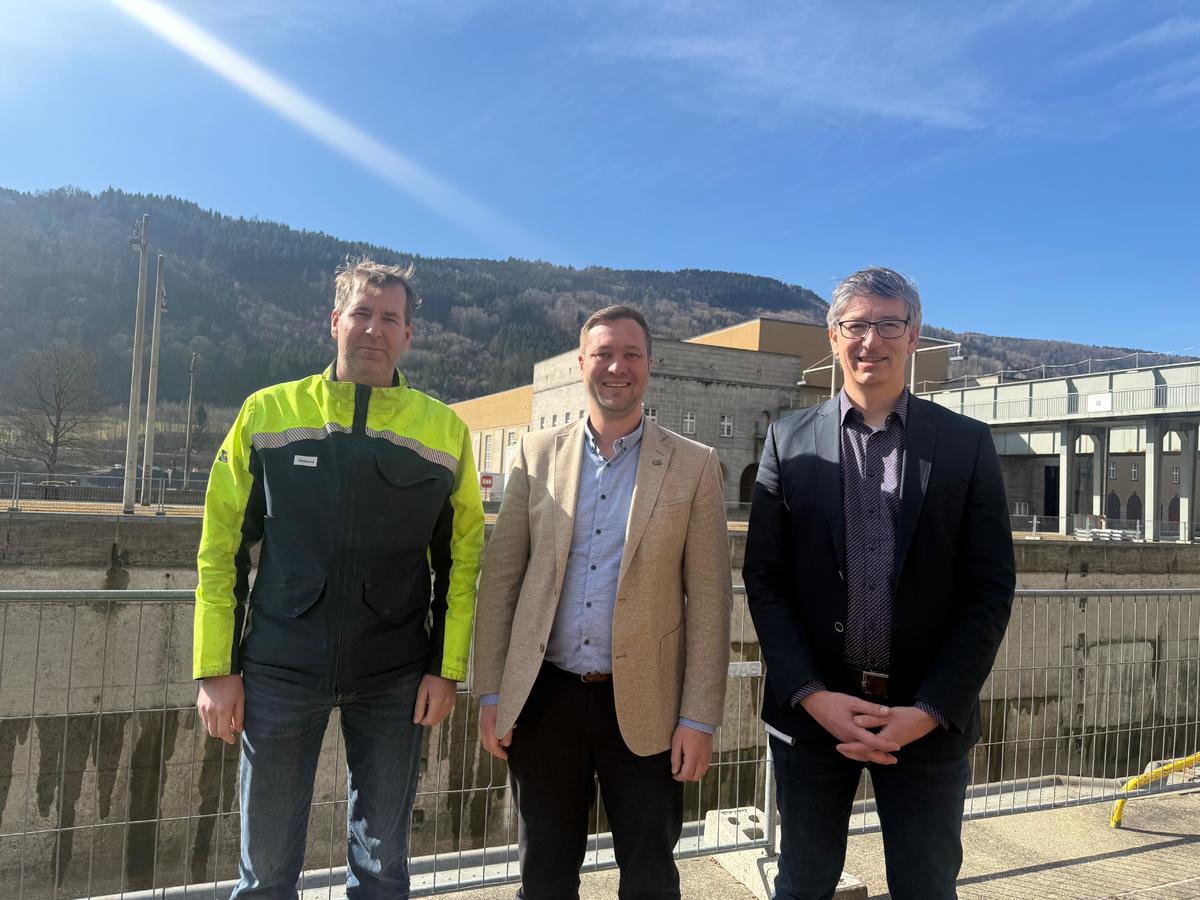 Foto (Laura Eigsperger): v. L. Werksleiter Christian Haversath, MdL Josef Heisl, Projektleiter Christian Rucker.