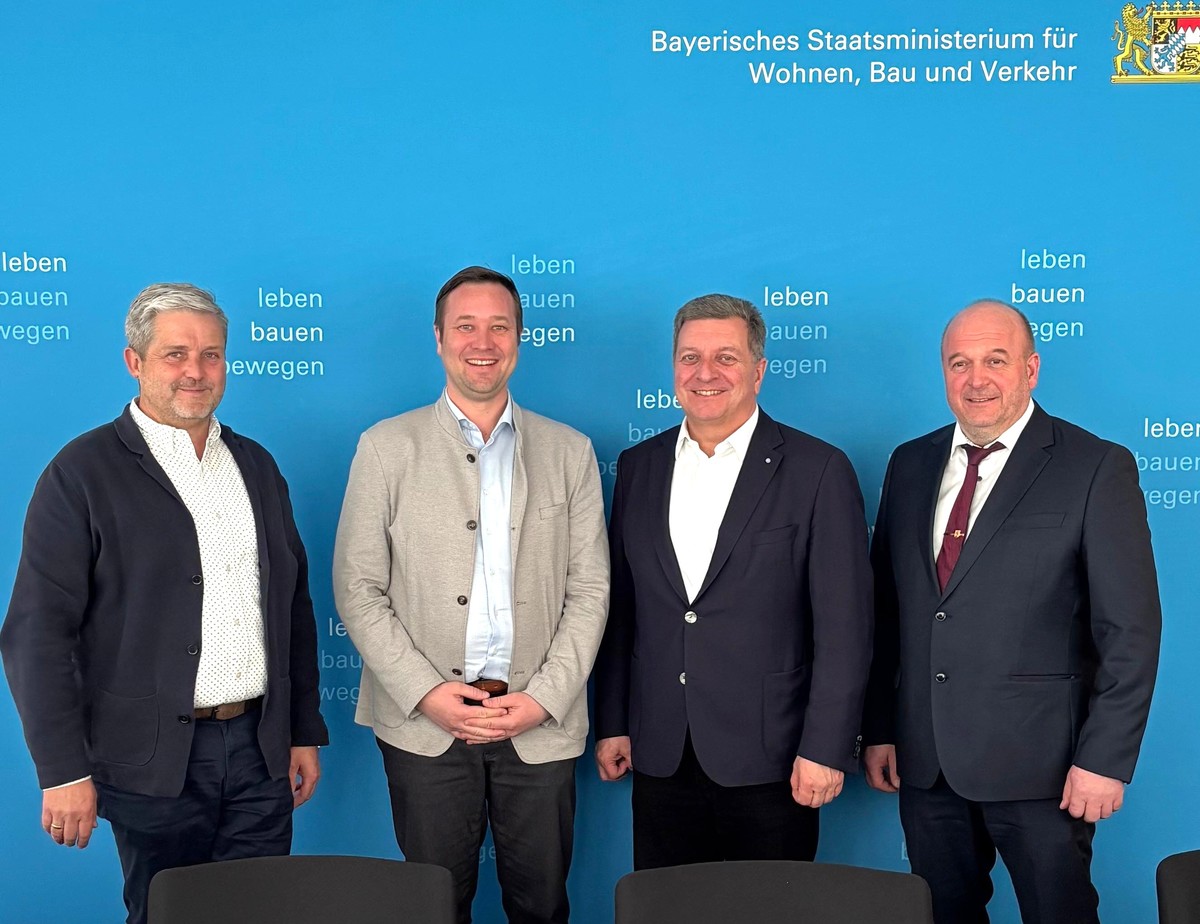 Foto (Michael Scherzer): (v. l.) Brgermeister Erwin Braumandl (Neukirchen vorm Wald), MdL Josef Heisl, Staatsminister Christian Bernreiter und Brgermeister Max Rosenberger (Markt Hutthurm).