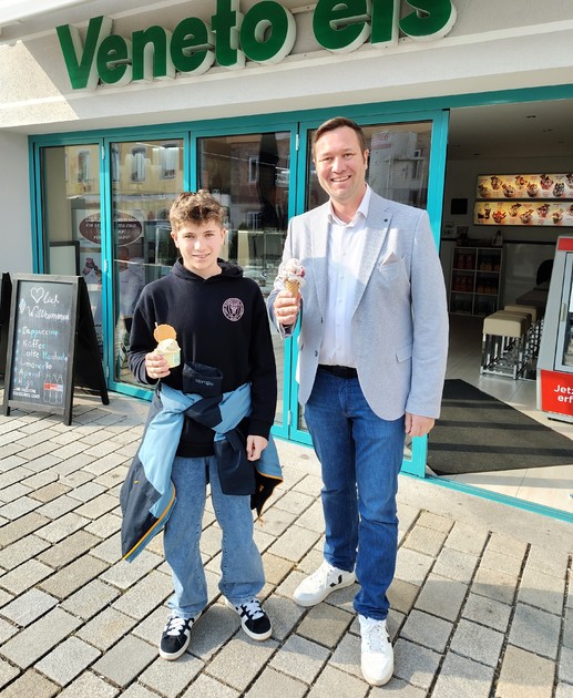 Foto (Michael Scherzer): Schler Benedikt Lorenz und MdL Josef Heisl tauschen sich bei einem Eis zu politischen Themen und Anliegen der Jugend aus. 