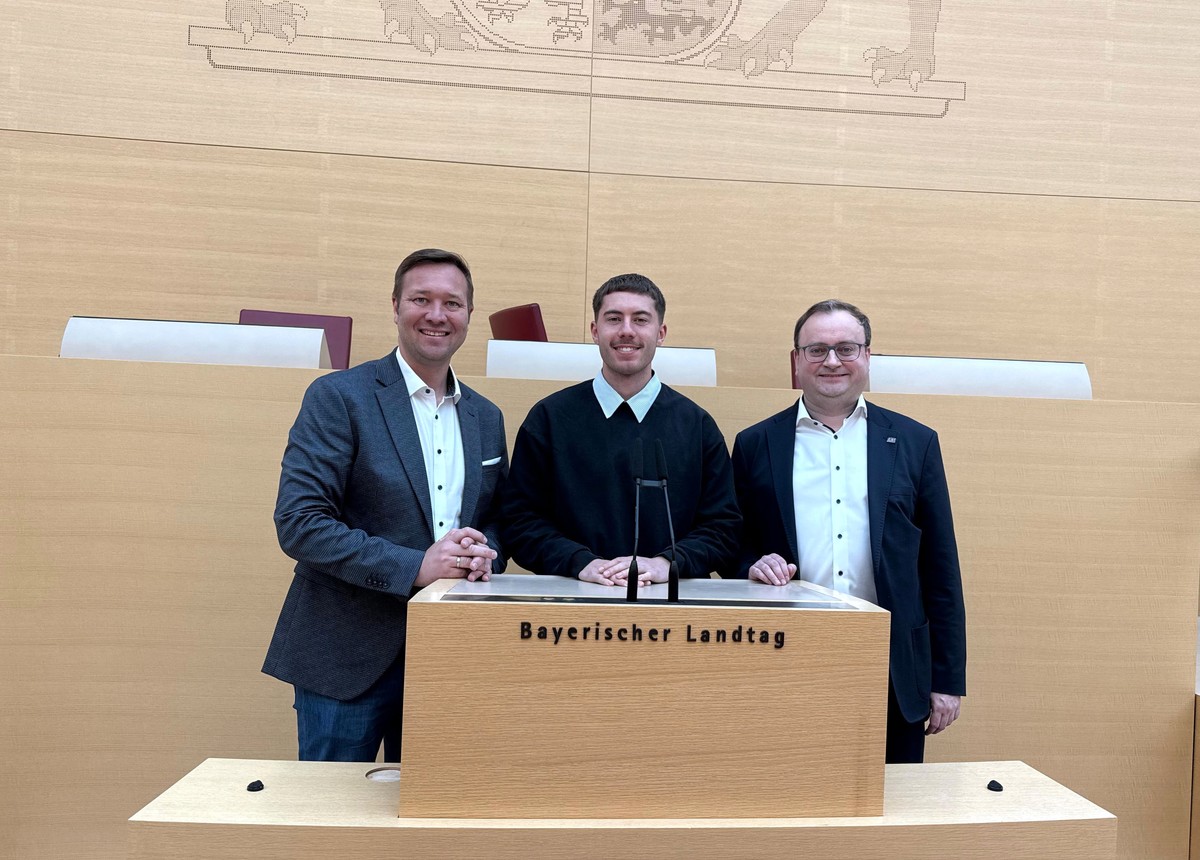 Foto (Abgeordnetenbro Passau): (v. l.) MdL Josef Heisl, Praktikant Drin Rexhaj und MdL Stefan Meyer.