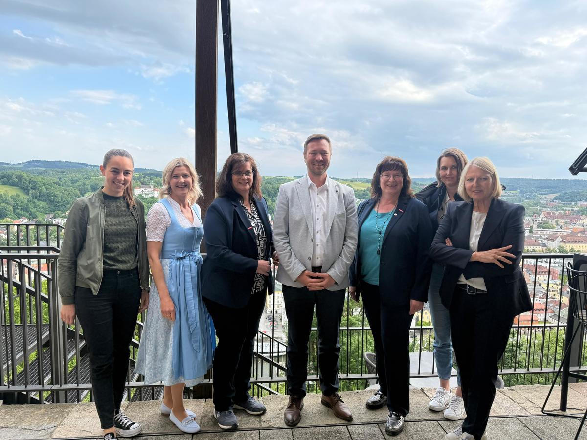 Foto (Laura Eigsperger): v. l. Teresa Wagner-Ml, Sandra Unholzer, Susanne Szamosi, Josef Heisl MdL, Christina Graf, Bettina Gttl, Elisabeth Hintermann. 