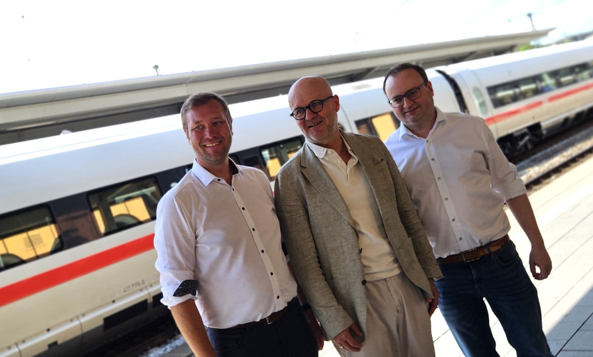 Foto (Stefanie Starke): (v. l.) MdL Josef Heisl, der DB-Konzernbevollmchtigte Heiko Bttner und MdL Stefan Meyer im Gesprch am Bahnsteig des Passauer Hauptbahnhofes. 