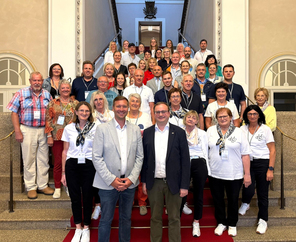 Foto (Abgeordnetenbro Passau): Die beiden CSU-Landtagsabgeordneten (vorne Mitte) Josef Heisl und Stefan Meyer mit einer Besuchergruppe aus der Heimat im Bayerischen Landtag. 