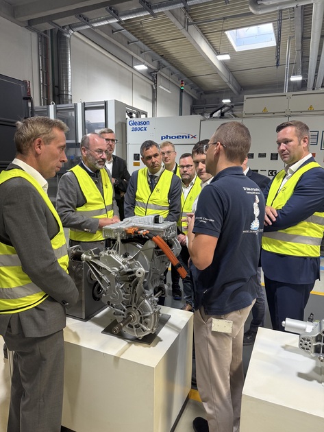 Bildunterschrift: Bei der Besichtigung des ZF-Werkes: (v. l.) MdB Hans Koller, MdEP Manfred Weber, Kay Schmidt (ZF), Landrat Raimund Kneidinger, Marcel Proff (ZF),  Bezirksrat Stephan Gawlik, Patrick Feldler (ZF) und MdL Josef Heisl.