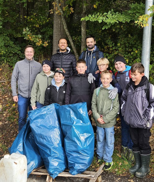 Foto (Stefanie Starke): (v. l.) MdL Josef Heisl ist mit den Bachpaten der Wirtschaftsschule Passau entlang des Bierederbachs in Passau unterwegs, um den Naturraum von Mll und Unrat zu befreien.