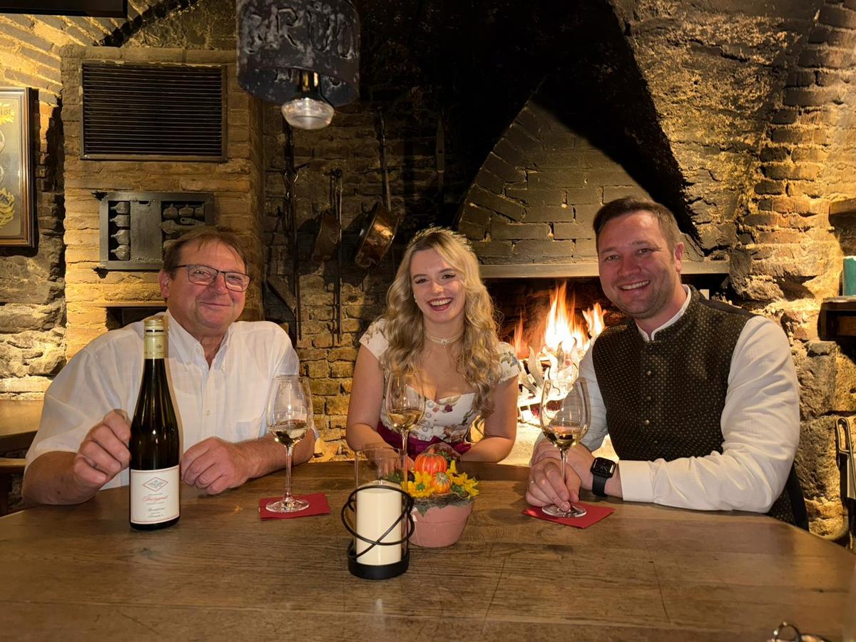 Foto (Laura Eigsperger): Inhaber Fritz Mayer, Weinknigin Julia Eckl, Landtagsabgeordneter Josef Heisl.