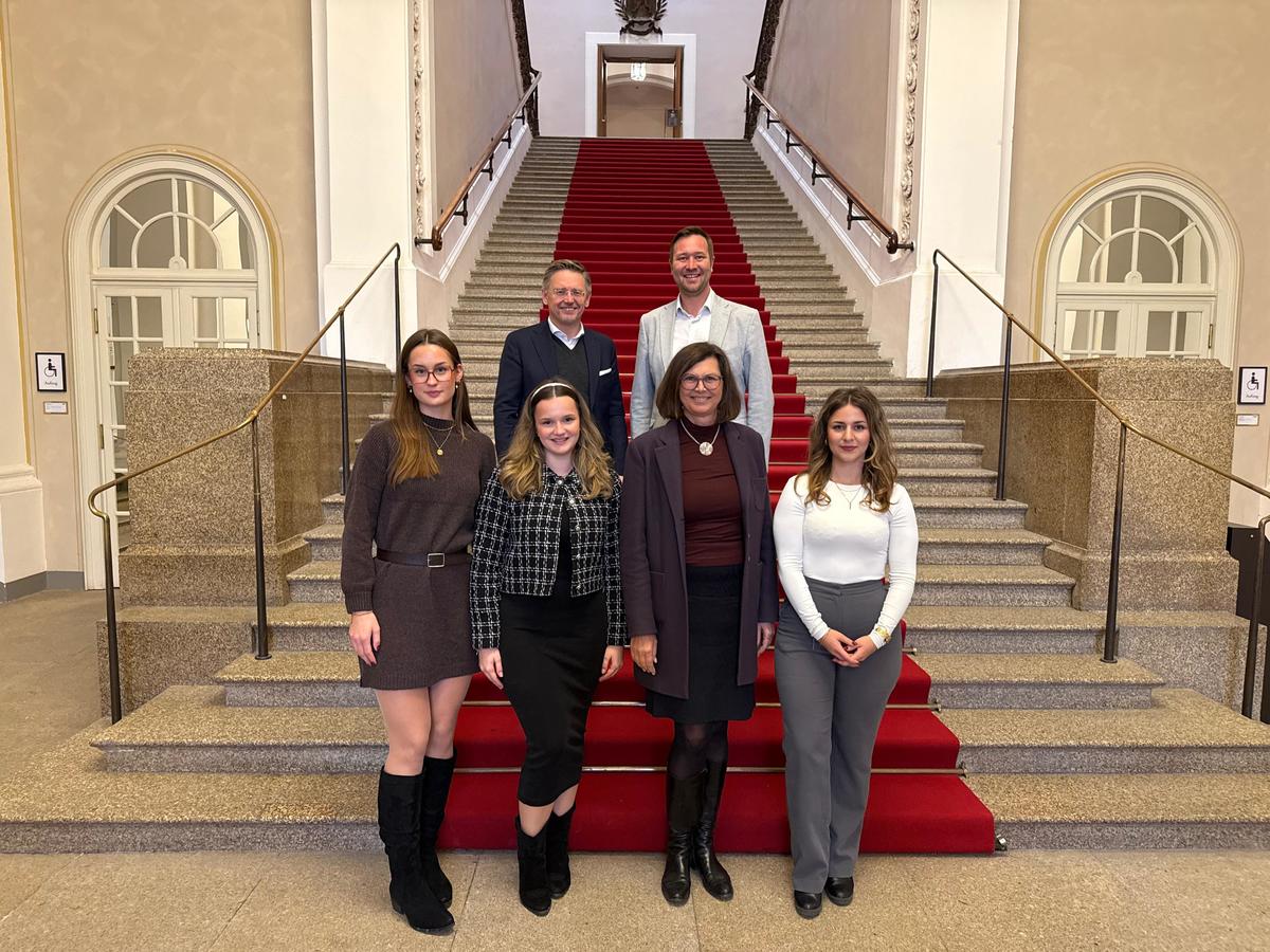 Foto (Laura Eigsperger): v. L.  Rebecca Nowotni, Alisa Lorenz, Vizeprsident des Bayerischen Landtags Tobias Rei, Landtagsprsidentin Ilse Aigner, MdL Josef Heisl, Thea Lftl.