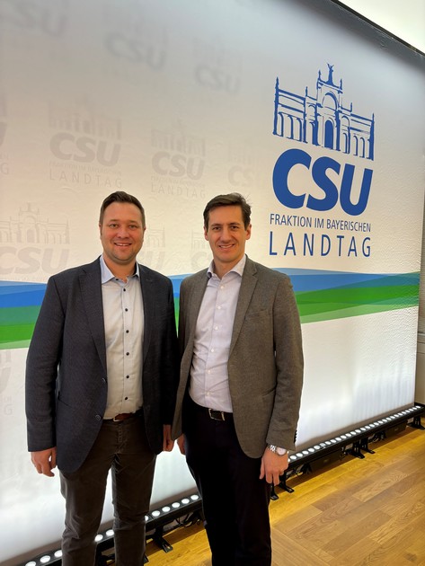 Freuen sich ber die Schlsselzuweisungen und die Extra-Mittel aus Berlin  und danken MdB Thomas Erndl fr seinen Einsatz: Dr. Stefan Ebner MdL (r.) und Josef Heisl MdL. - Foto: Bro MdL Dr. Ebner