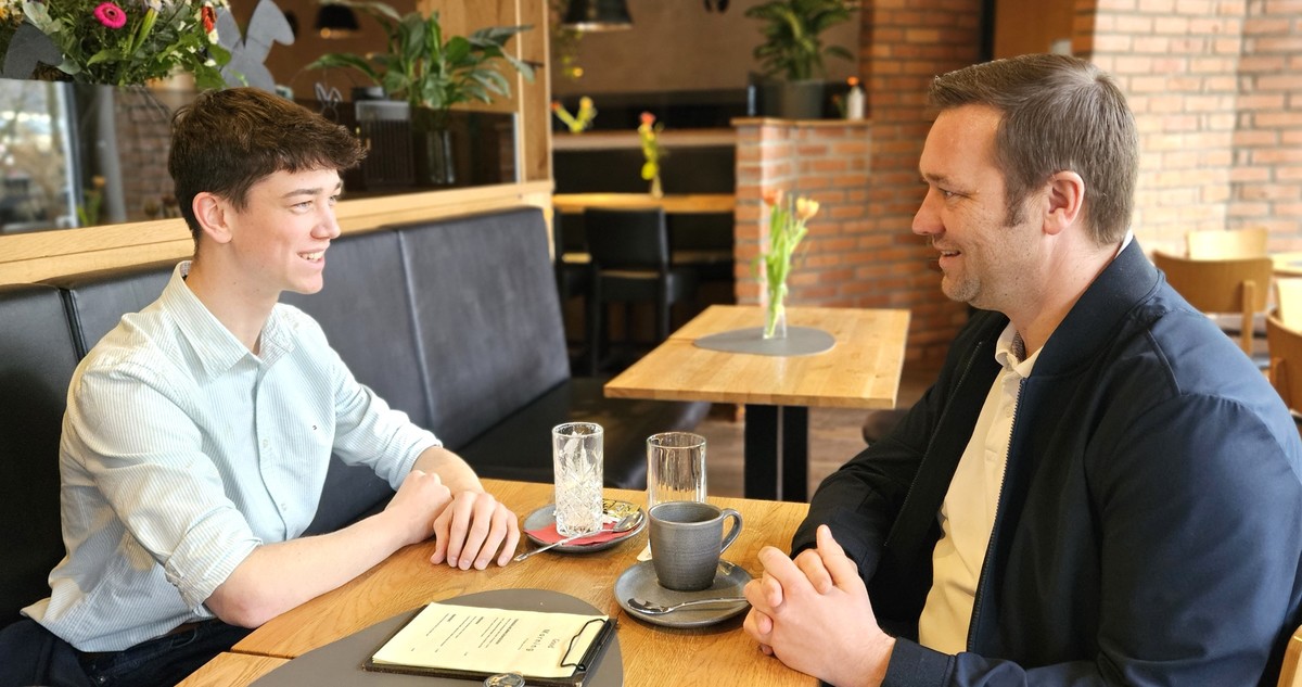 Foto (Stefanie Starke): (v. l.) Landessch�lersprecher Lukas Berger im Gespr�ch mit MdL Josef Heisl.