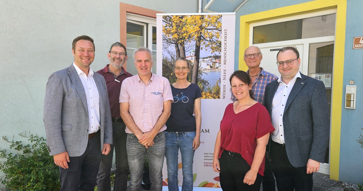 Foto (Stefanie Starke): (v. l.) MdL Josef Heisl, Dr. Wolfgang Gion, Roland Fuchs, Andrea Schepke, Julia Schlosser, Thomas Thieringer und MdL Stefan Meyer.